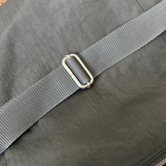 Baggallini Crossbody Design Travel Fabric Handbag Color gray like new - Picture 16 of 17